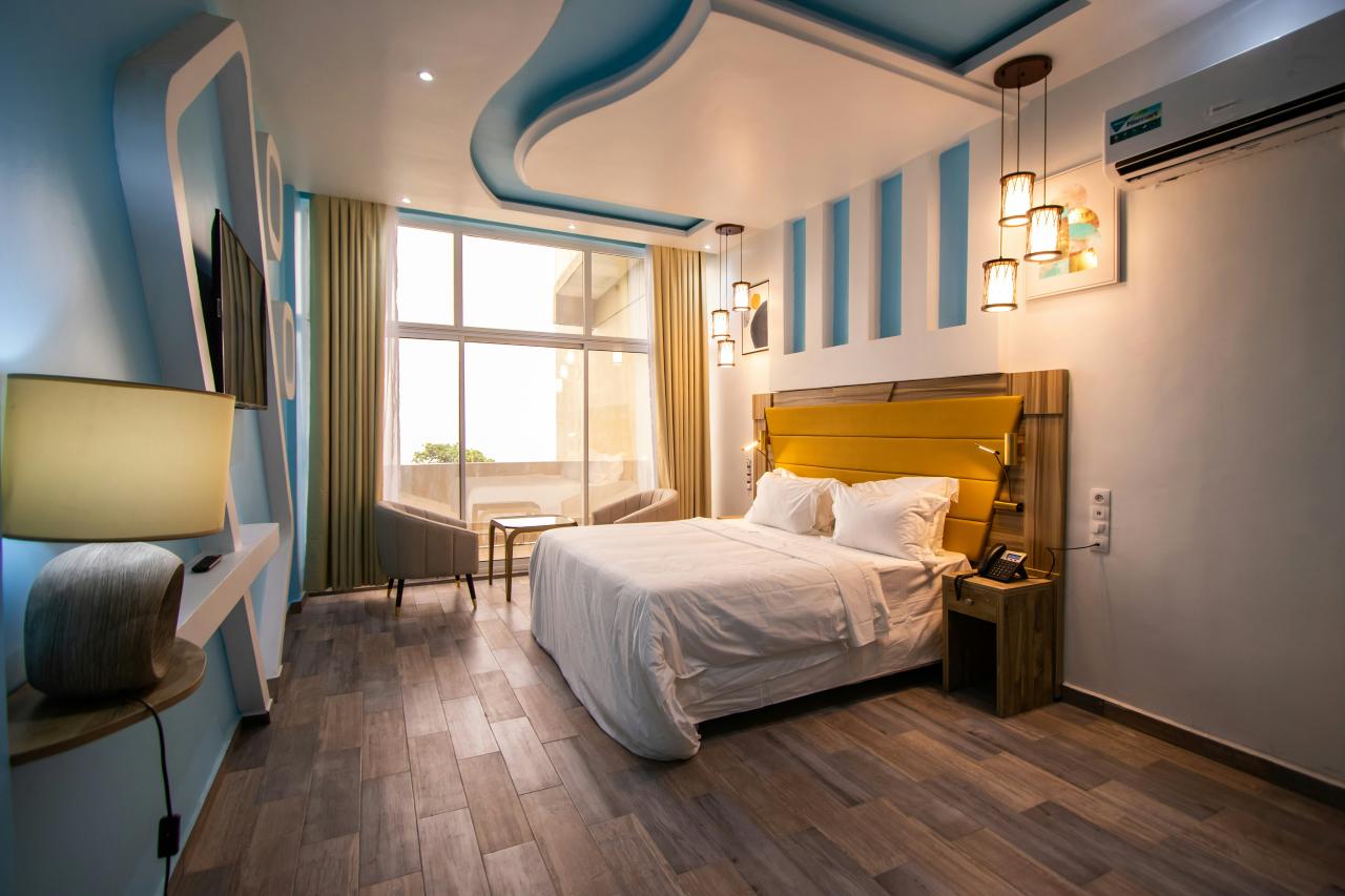 kamar tidur dengan jendela besar
