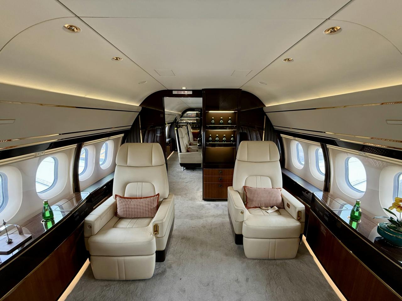 Interior mewah jet pribadi dengan tempat duduk yang nyaman.
