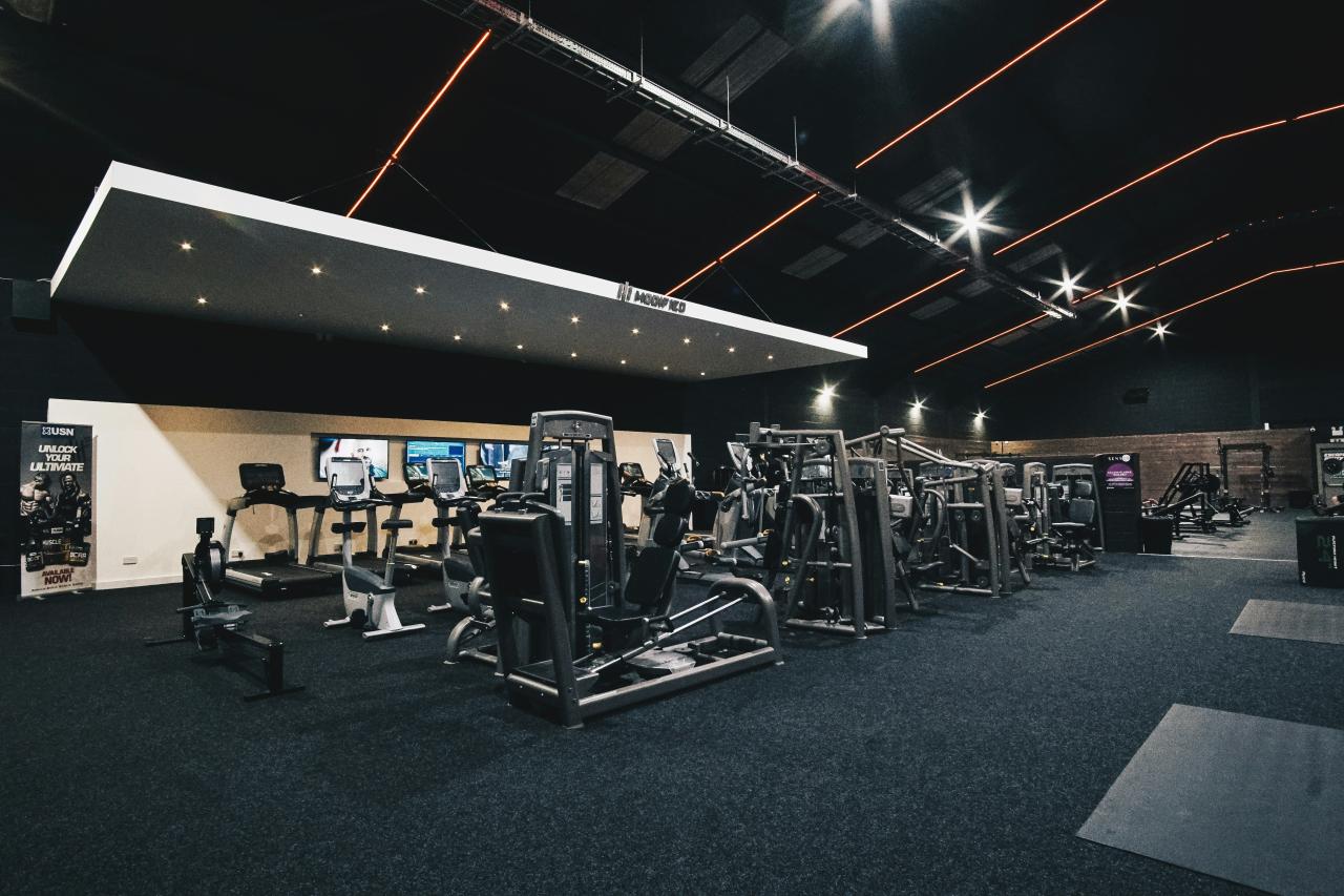 gym yang dipenuhi dengan banyak peralatan olahraga