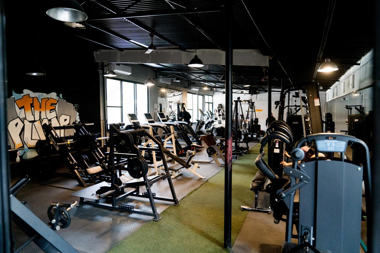Gym yang dipenuhi dengan banyak mesin dan peralatan