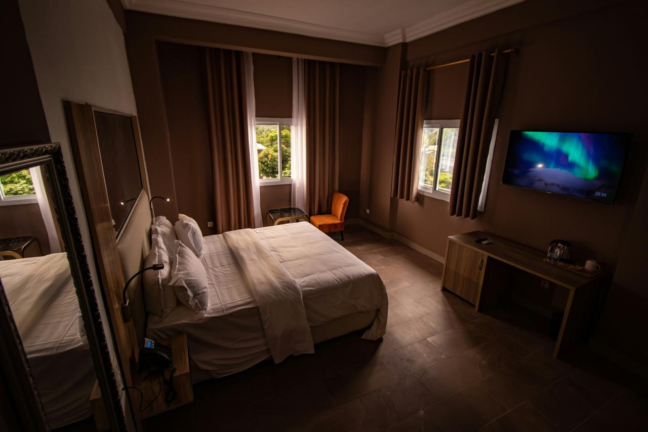 Kamar hotel dengan TV dan tempat tidur