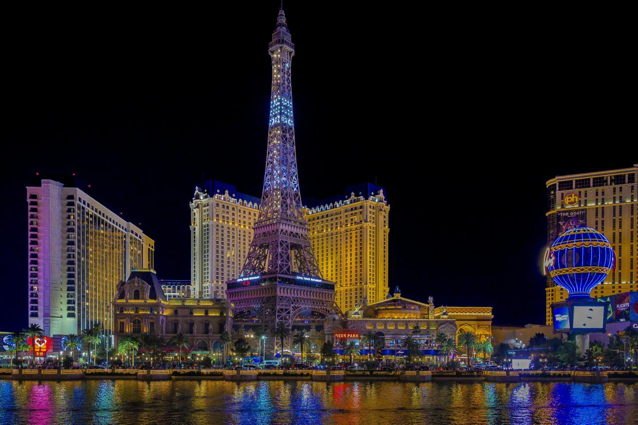 Hotel Las Vegas Strip diterangi di malam hari